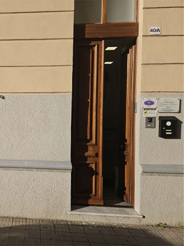 Porta esterna dell'ingresso al B&B Deledda Home
